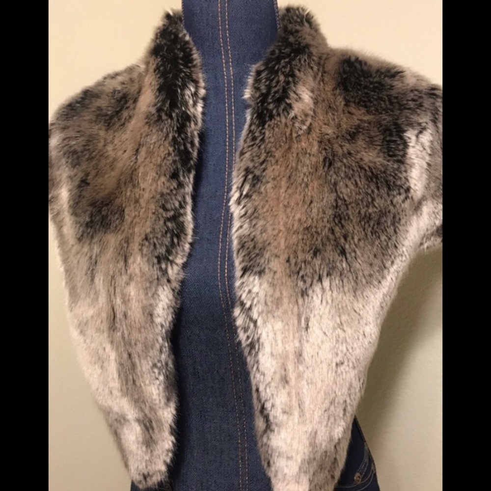 🔆 SALE!!! Faux Frenzi by Dena women’s shawl